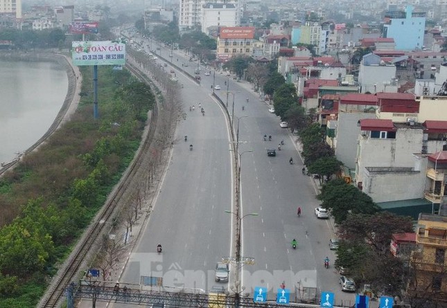  Không phải nghỉ lễ hay cuối tuần nhưng đường phố Hà Nội vắng vẻ lạ thường  - Ảnh 4.