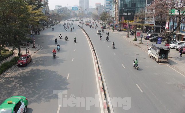  Không phải nghỉ lễ hay cuối tuần nhưng đường phố Hà Nội vắng vẻ lạ thường  - Ảnh 5.