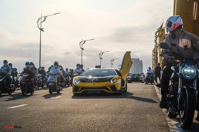  Biển người ken đặc dàn siêu xe hơn 300 tỷ đồng của đại gia Hoàng Kim Khánh tại Đà Nẵng, vắng bóng Koenigsegg Regera  - Ảnh 5.