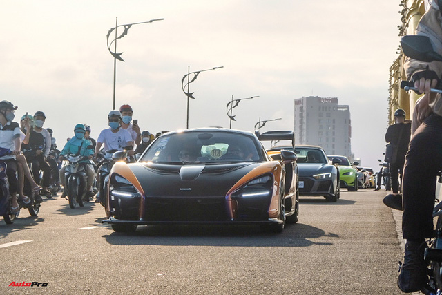  Biển người ken đặc dàn siêu xe hơn 300 tỷ đồng của đại gia Hoàng Kim Khánh tại Đà Nẵng, vắng bóng Koenigsegg Regera  - Ảnh 6.