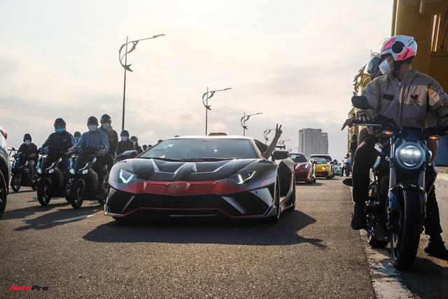  Biển người ken đặc dàn siêu xe hơn 300 tỷ đồng của đại gia Hoàng Kim Khánh tại Đà Nẵng, vắng bóng Koenigsegg Regera  - Ảnh 7.
