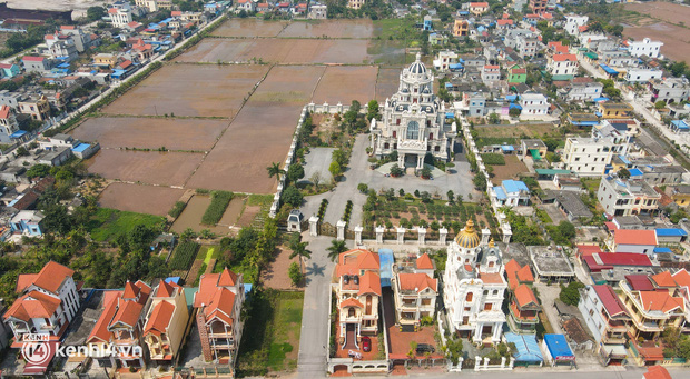 Cận cảnh toà lâu đài nguy nga của đại gia sân golf ở Nam Định - nơi từng diễn ra đám cưới của cô dâu 200 cây vàng - Ảnh 2.