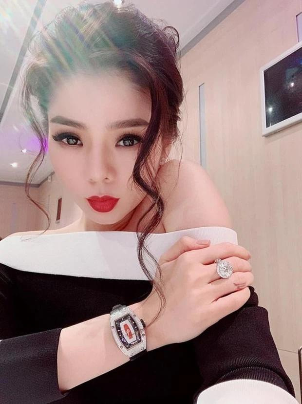 Chân dung nữ ca sĩ lần đầu góp mặt trong BGK Miss World Việt Nam: Tuổi 40 thành công với khối tài sản khổng lồ, sở hữu biệt thự hàng chục tỷ khiến dân tình “lóa mắt” - Ảnh 12.