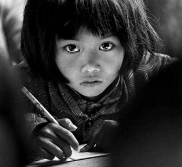 Cô bé có đôi mắt sáng bên bàn học trong bức ảnh gây bão hơn 30 năm trước giờ quá khác, giữ một vị trí nhiều người nể phục - Ảnh 1.