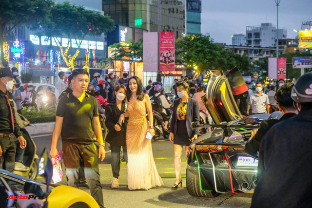 Chân dung cặp vợ chồng sở hữu dàn siêu xe hơn 300 tỷ đồng tại Việt Nam: Từng bị gia đình phản đối đến với nhau, xuất thân con nhà nghèo - Ảnh 3.