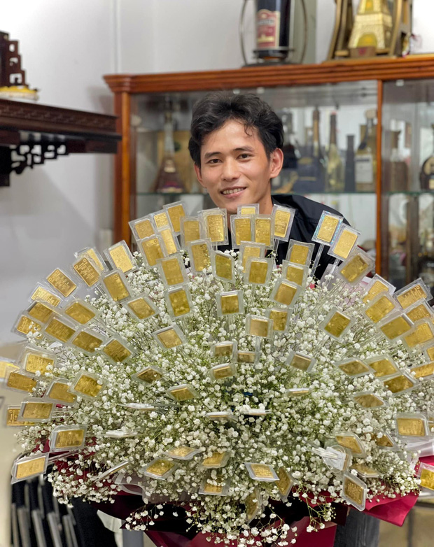 Khủng nhất dịp 8/3: Khách đặt bó hoa đặc biệt làm từ 100 cây vàng trị giá bằng cả căn nhà, chủ shop vừa mừng vừa lo - Ảnh 1.
