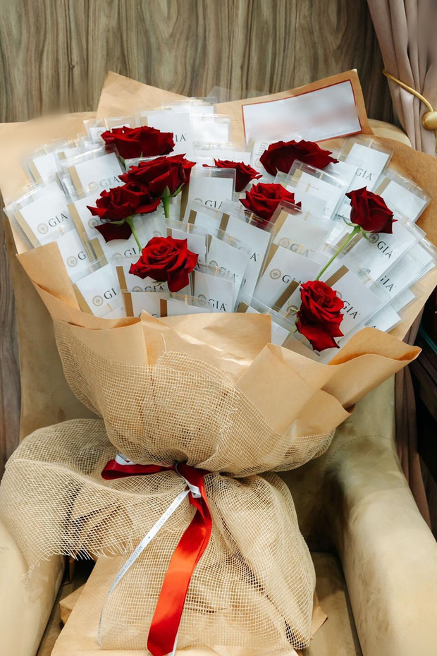  SỐC: Đại gia Cần Thơ mua bó hoa làm từ 99 viên kim cương tặng vợ 8/3, chủ shop tụt 10 đơn vị huyết áp ngay trước câu chốt đơn - Ảnh 2.