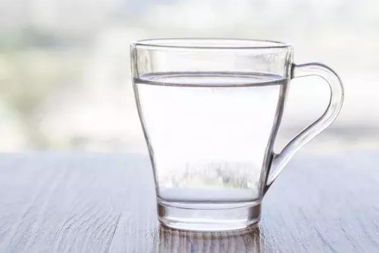 WHO cảnh báo thói quen uống nước tưởng chừng vô hại này lại có thể gây ung thư: Nhiều người giật mình vì cứ nghĩ là tốt, đặc biệt trong thời tiết lạnh  - Ảnh 1.