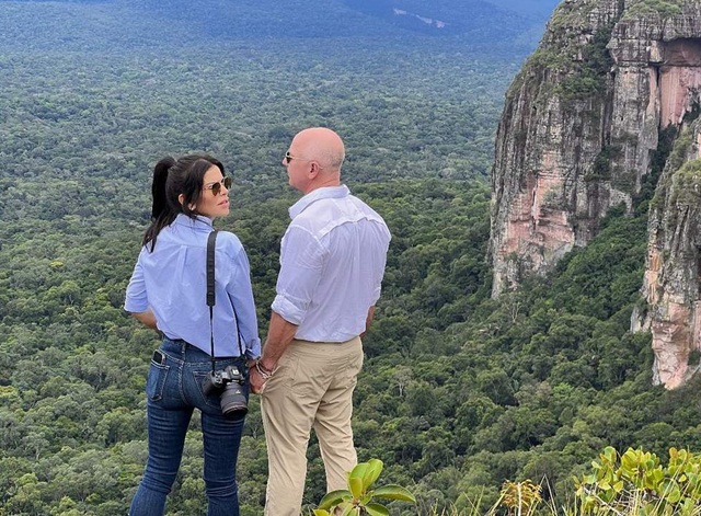 Tỷ phú Jeff Bezos và bạn gái mặc sơ mi giản dị đi thăm rừng Amazon - Ảnh 1.