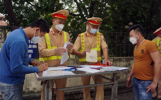  CSGT hóa trang ghi hình vi phạm, nhiều tài xế bất ngờ khi bị xử phạt  - Ảnh 1.