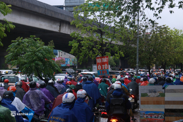  Hà Nội: Tắc đường nghiêm trọng, người dân vật vã đội mưa rét, nhích từng chút đi làm ngày cuối tuần - Ảnh 1.