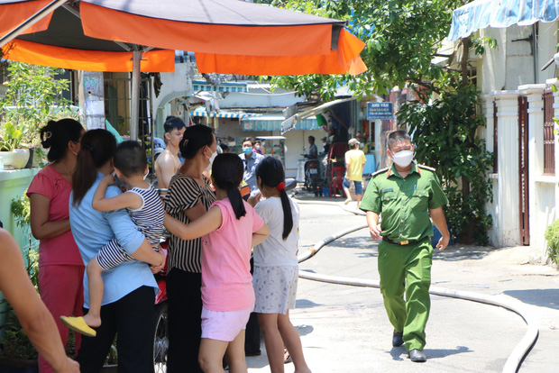 Lại thêm 1 vụ phóng hoả đốt nhà người yêu vì mâu thuẫn tình cảm: Mua 18 lít dầu gây án rồi đi tự thú - Ảnh 2.