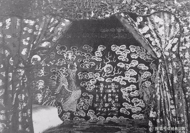  Bộ ảnh hiếm chụp hôn lễ của hoàng đế Trung Quốc cuối cùng: Linh đình tột bậc, có một vật trong phòng tân hôn khiến hậu thế ngạc nhiên - Ảnh 13.