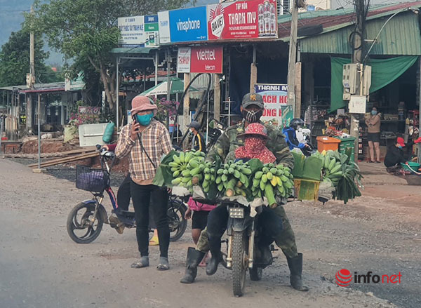 Mục sở thị chợ chuối mật mốc, hàng trăm xe máy họp giữa ngã ba đường ở Quảng Trị - Ảnh 5.