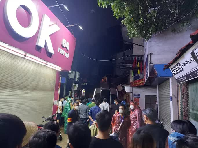 CLIP: Cháy lớn tại nhà 7 tầng cho thuê, 1 người tử vong, nhiều người bị thương - Ảnh 7. CLIP: Cháy lớn tại nhà 7 tầng cho thuê, 1 người tử vong, nhiều người bị thương - Ảnh 7.