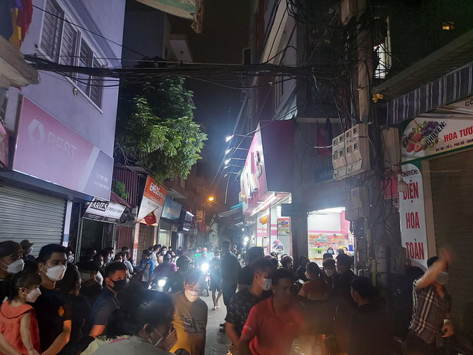 CLIP: Cháy lớn tại nhà 7 tầng cho thuê, 1 người tử vong, nhiều người bị thương - Ảnh 8. CLIP: Cháy lớn tại nhà 7 tầng cho thuê, 1 người tử vong, nhiều người bị thương - Ảnh 8.