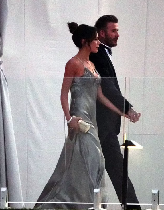 Siêu đám cưới của Brooklyn Beckham và ái nữ tỷ phú: David Beckham - Victoria đã chính thức lộ diện, chiếm cả spotlight - Ảnh 1.