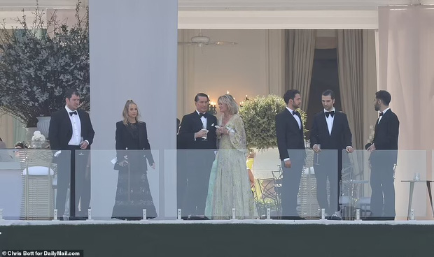 Siêu đám cưới 91 tỷ Brooklyn Beckham: Hôn hẹn ước ái nữ tài phiệt, Harper làm phù dâu át cả bố mẹ chặt chém, dàn khách đi Bentley, Royce Rolls làm ùn tắc giao thông - Ảnh 13.