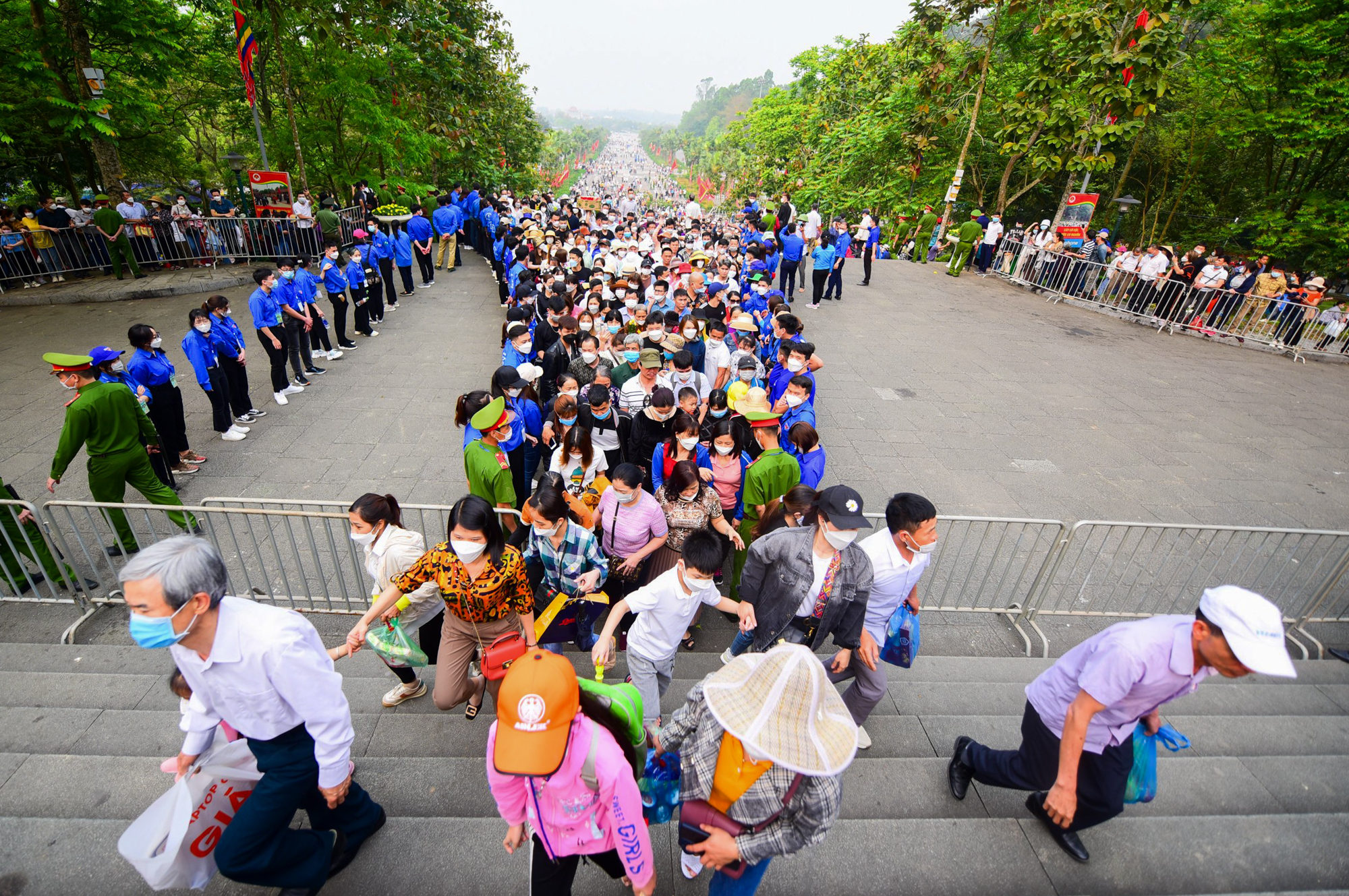  Đền thờ Vua Hùng đông chưa từng có trong 2 năm qua-1000 cảnh sát, sinh viên được huy động - Ảnh 3.