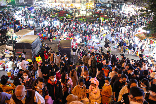  Ảnh: Biển người ken đặc ở chợ đêm Đà Lạt trong tối đầu tiên của kỳ nghỉ lễ 10/3, một số nơi không còn vị trí gửi xe - Ảnh 10.