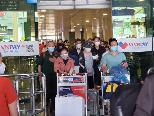  Sân bay Tân Sơn Nhất đông đúc hành khách trở lại TP.HCM trong ngày cuối nghỉ Lễ giỗ Tổ - Ảnh 6.