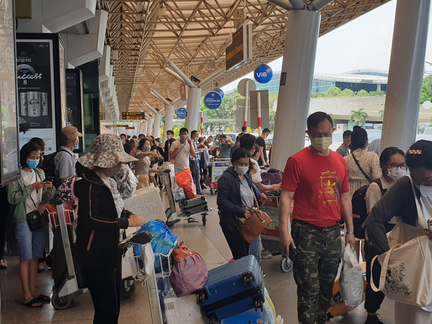  Sân bay Tân Sơn Nhất đông đúc hành khách trở lại TP.HCM trong ngày cuối nghỉ Lễ giỗ Tổ - Ảnh 7.