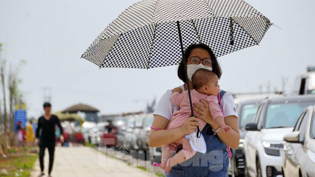  Bến phà quá tải, du khách xếp hàng từ sáng đến trưa rời Cát Bà  - Ảnh 8.