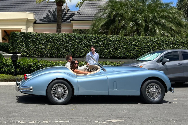 Tiệc sáng khép lại siêu đám cưới: Brooklyn Beckham âu yếm vợ tài phiệt sexy với bàn tay hư, David tặng quý tử xe Jaguar 11,4 tỷ đổng - Ảnh 9.