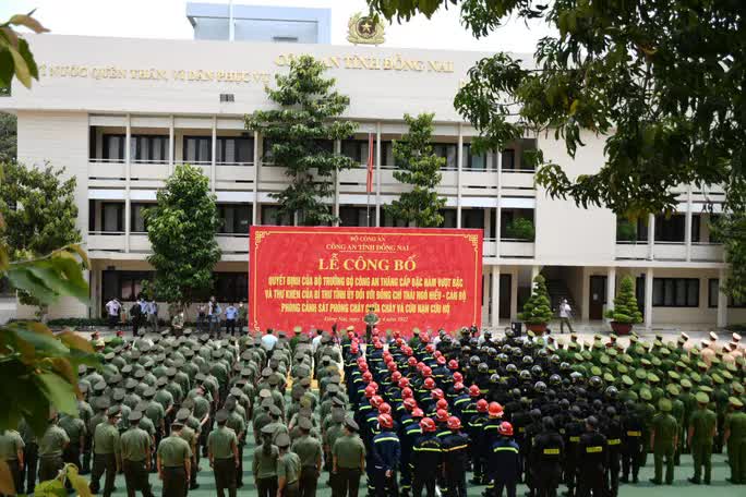  Công bố quyết định thăng quân hàm vượt cấp cho người hùng cứu 4 người đuối nước  - Ảnh 2.