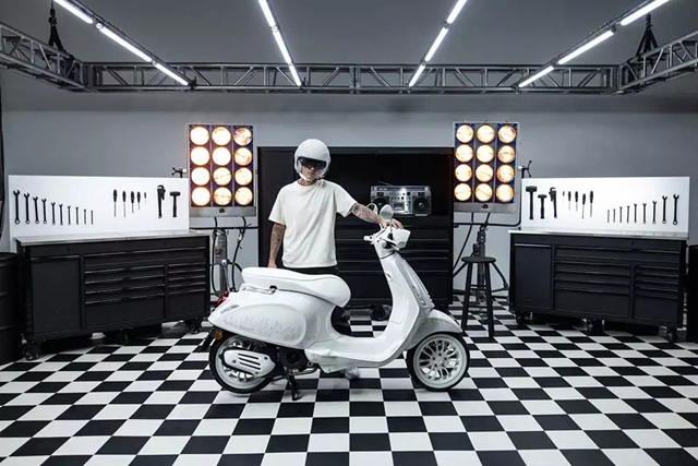 Phiên bản Dior còn chưa hết sốt, Vespa tiếp tục hợp tác làm xe máy cùng ngôi sao Justin Bieber - Ảnh 2.