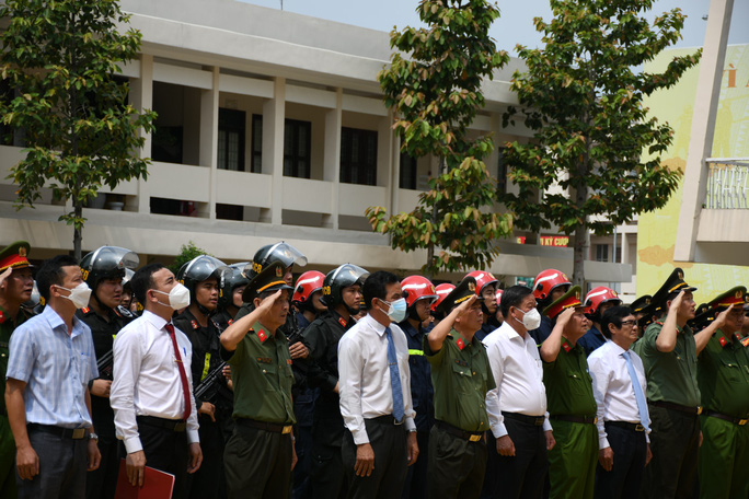  Công bố quyết định thăng quân hàm vượt cấp cho người hùng cứu 4 người đuối nước  - Ảnh 4.