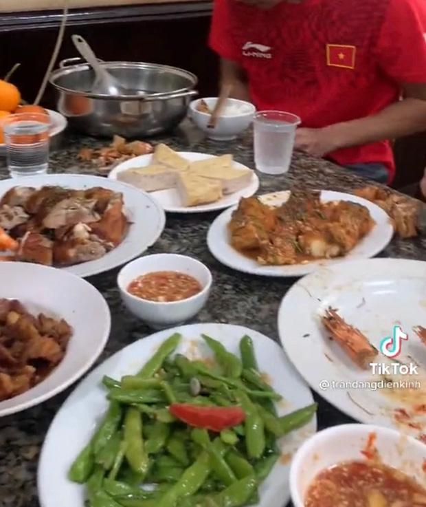  Cận cảnh bữa ăn của vận động viên điền kinh chuẩn bị cho SEA Games 31 - Ảnh 3.