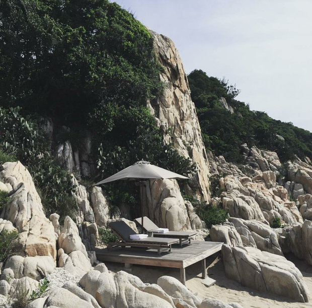 Ninh Thuận sở hữu resort được mệnh danh ‘đắt nhất Việt Nam’: Cheo leo giữa vách đá, giá 100 triệu/đêm nhưng nội thất đơn sơ bất ngờ - Ảnh 4.