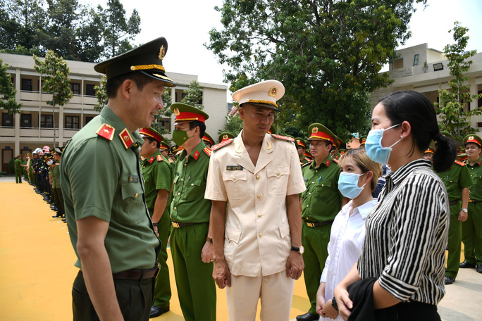  Công bố quyết định thăng quân hàm vượt cấp cho người hùng cứu 4 người đuối nước  - Ảnh 9.