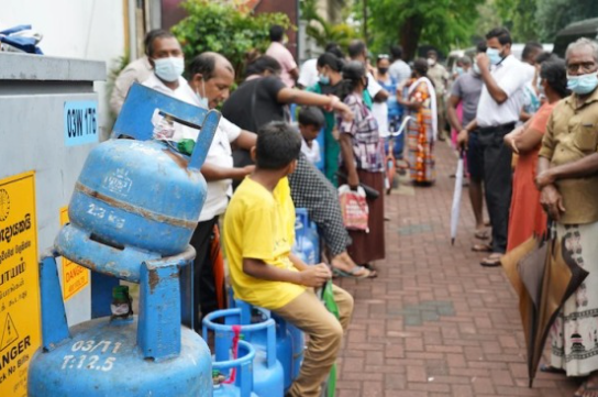 Thảm cảnh ở đất nước vỡ nợ Sri Lanka : Người dân không dám đi vệ sinh vì phí quá đắt, đến bệnh viện hay mua thuốc giảm đau cũng là điều xa xỉ  - Ảnh 4.