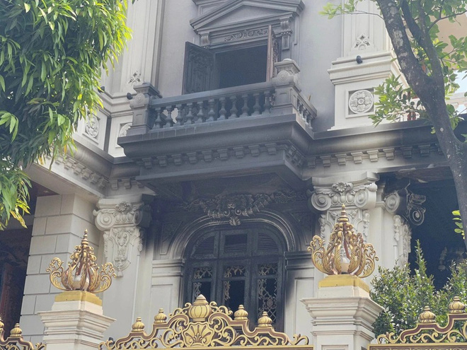 Vụ cháy biệt thự khiến nữ chủ nhà tử vong: Toàn bộ tầng 1 với nội thất bằng gỗ và nhiều đồ đạc quý bị thiêu rụi - Ảnh 4. Vụ cháy biệt thự khiến nữ chủ nhà tử vong: Toàn bộ tầng 1 với nội thất bằng gỗ và nhiều đồ đạc quý bị thiêu rụi - Ảnh 4.