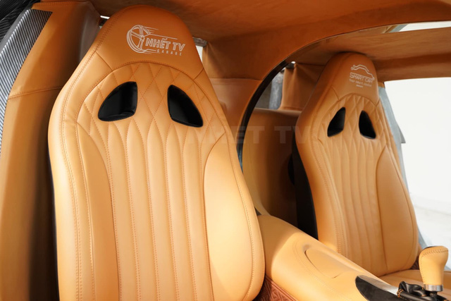 Nhóm bạn trẻ Quảng Ninh vượt cả trăm km đem Bugatti Chiron tự chế tới Hà Nội để lột xác nội thất: Vô-lăng carbon, dàn âm thanh mới, cabin bọc da xịn sò - Ảnh 5.