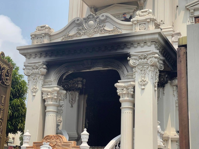 Vụ cháy biệt thự khiến nữ chủ nhà tử vong: Toàn bộ tầng 1 với nội thất bằng gỗ và nhiều đồ đạc quý bị thiêu rụi - Ảnh 5. Vụ cháy biệt thự khiến nữ chủ nhà tử vong: Toàn bộ tầng 1 với nội thất bằng gỗ và nhiều đồ đạc quý bị thiêu rụi - Ảnh 5.