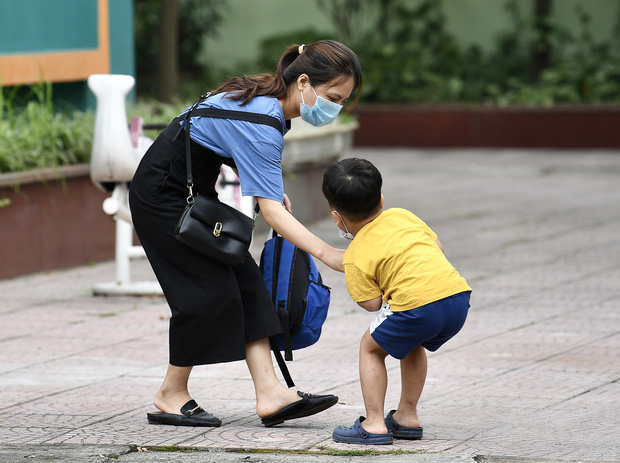  ẢNH nửa triệu trẻ mầm non Hà Nội đi học lại sau 1 năm xa trường lớp: Rất vui mà đòi về cũng nhiều! - Ảnh 10.