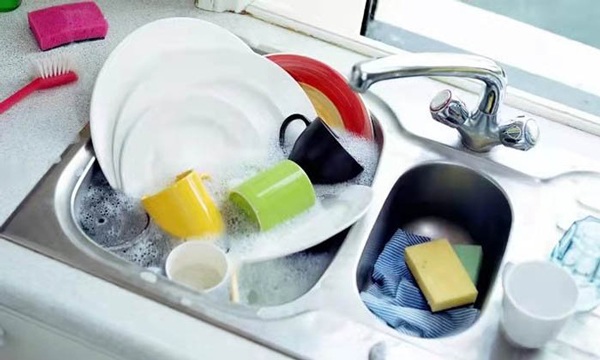 6 thói quen tai hại khi rửa bát nhà nào cũng mắc phải, bát đĩa chả những không sạch mà còn khiến vi khuẩn sinh sôi, rước ung thư vào người - Ảnh 1.