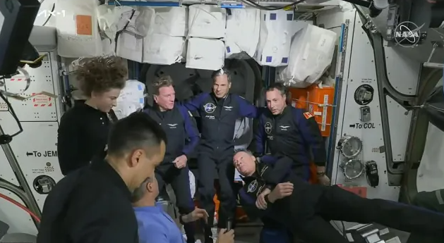 Các du khách đầu tiên chi núi tiền 55 triệu USD để đến Trạm vũ trụ quốc tế ISS - Ảnh 2.