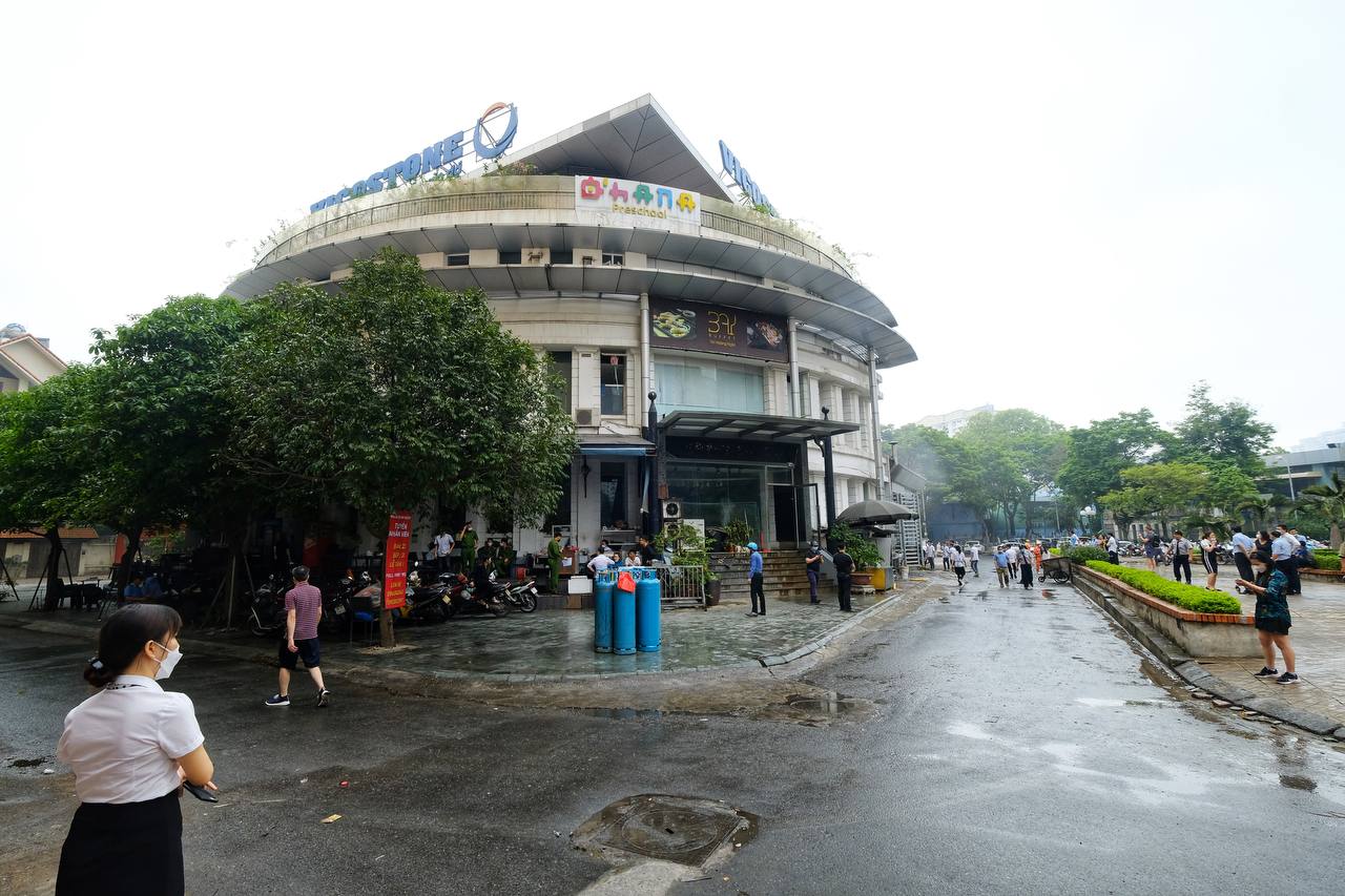 Hà Nội: Cháy nhà hàng dưới hầm toà nhà Vicostone 167 Hoàng Ngân, khói nâu bốc cao hàng chục mét, người dân hoảng hốt bỏ chạy - Ảnh 2.