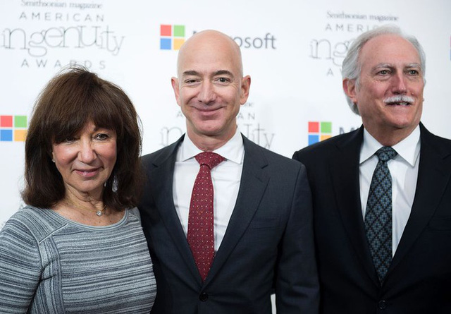  Khởi nghiệp tự thân có cha mẹ giàu là tuyệt nhất: Jeff Bezos đã xây dựng được Amazon từ tiền bố mẹ cho, điều làm nên khác biệt chính là cách DỤNG TIỀN  - Ảnh 2.