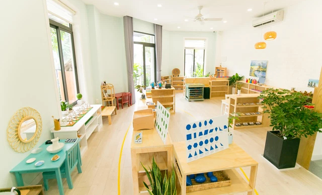 Đi đâu cũng thấy ngôi trường thiếu nhi Montessori, ngân sách học phí không rẻ mạt, xê dịch kể từ 6 cho tới 15 triệu đồng/ tháng: Có gì khác lạ trong công việc dạy dỗ măng non? - Hình ảnh 4.