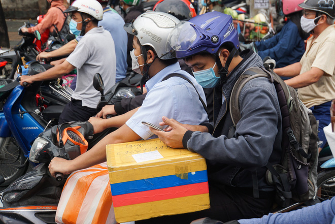 Ảnh: Kẹt xe khủng khiếp tại cửa ngõ sân bay Tân Sơn Nhất, nhiều người chán nản vì muộn giờ làm, con trễ học - Ảnh 11.