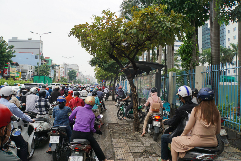 Ảnh: Kẹt xe khủng khiếp tại cửa ngõ sân bay Tân Sơn Nhất, nhiều người chán nản vì muộn giờ làm, con trễ học - Ảnh 12.