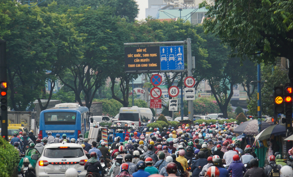 Ảnh: Kẹt xe khủng khiếp tại cửa ngõ sân bay Tân Sơn Nhất, nhiều người chán nản vì muộn giờ làm, con trễ học - Ảnh 14.