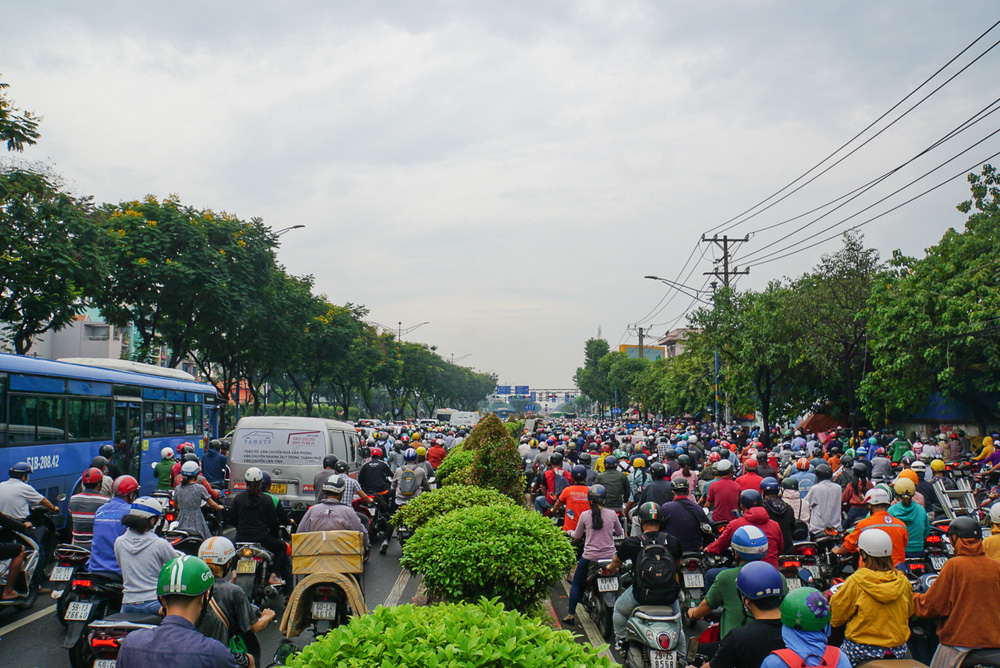 Ảnh: Kẹt xe khủng khiếp tại cửa ngõ sân bay Tân Sơn Nhất, nhiều người chán nản vì muộn giờ làm, con trễ học - Ảnh 19.