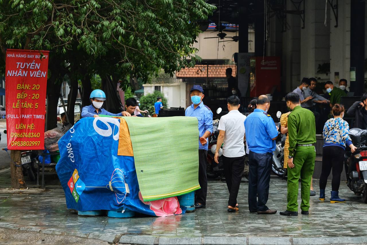 Hà Nội: Cháy nhà hàng dưới hầm toà nhà Vicostone 167 Hoàng Ngân, khói nâu bốc cao hàng chục mét, người dân hoảng hốt bỏ chạy - Ảnh 3.