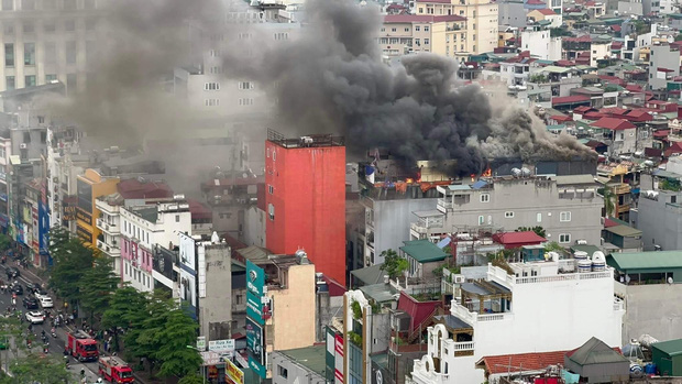 Hà Nội: Cháy lớn trên phố Đê La Thành, cột khói đen bốc cao cuồn cuộn - Ảnh 3.